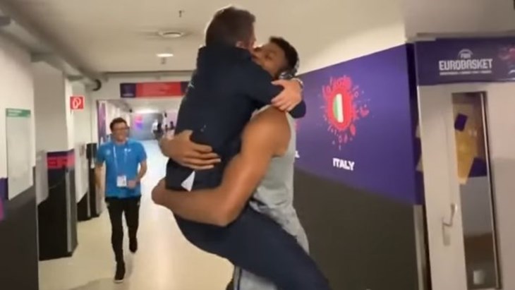 FANATIK: Pozzecco u ekstazi nakon izbacivanja Srbije skočio na Antetokounmpa