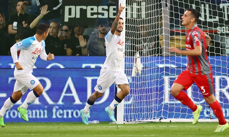 Napoli pomeo u gostima Cremonese i vratio se na vrh Serie A