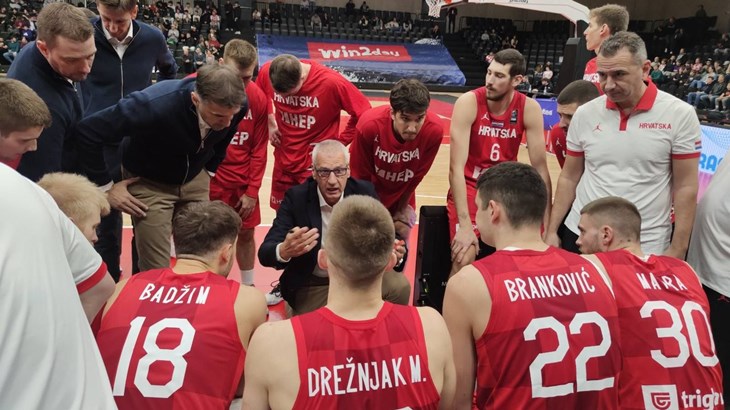 Tresla se brda, rodilo prodavanje magle