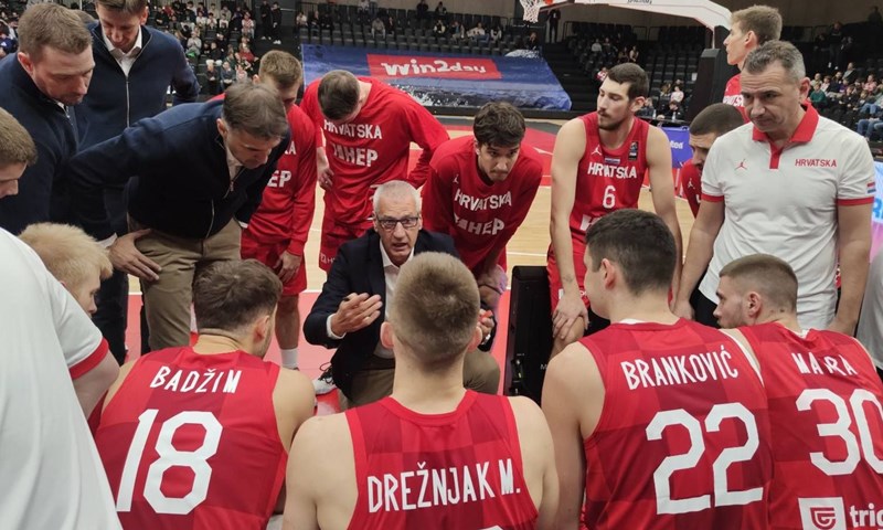 Tresla se brda, rodilo prodavanje magle
