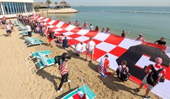 Najveća navijačka zastava oduševila hrvatsku reprezentaciju, Dalić se spustio među navijače