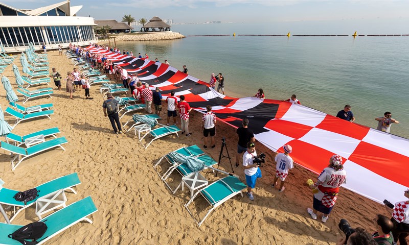 Divovska hrvatska navijačka zastava još jednom osvanula na plaži u Dohi