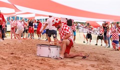 Tradicija se nastavlja: Zastava i navijači ponovno na plaži pred Hiltonom u Dohi