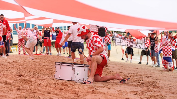 Tradicija se nastavlja: Zastava i navijači ponovno na plaži pred Hiltonom u Dohi