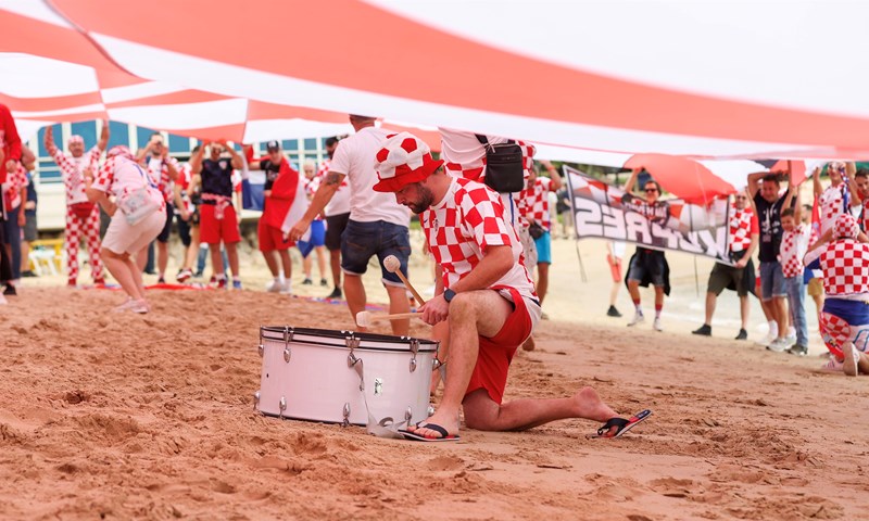 Tradicija se nastavlja: Zastava i navijači ponovno na plaži pred Hiltonom u Dohi