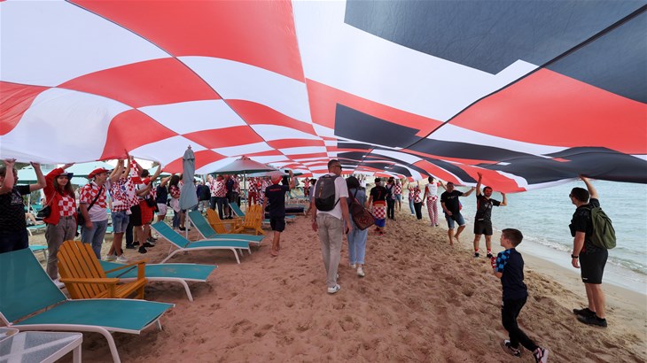 Zastava posljednji put pred Hiltonom, podrška ne jenjava