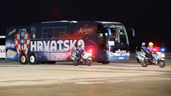 Brončani Vatreni vratili se u Hrvatsku, paklena atmosfera dočekala ih u centru Zagreba!