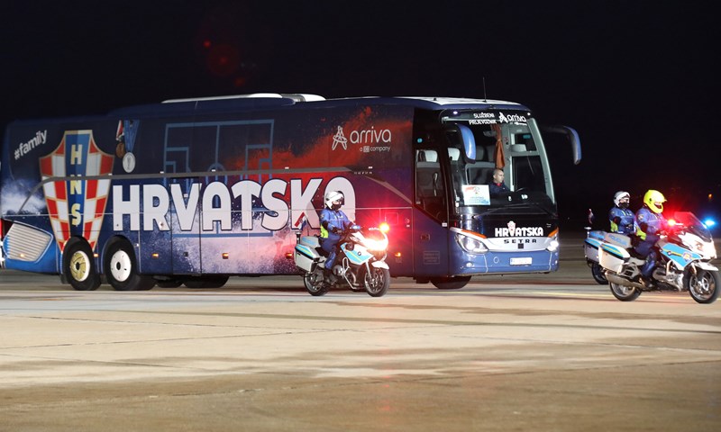 Brončani Vatreni vratili se u Hrvatsku, paklena atmosfera dočekala ih u centru Zagreba!