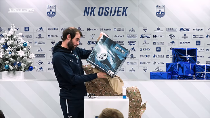 "Secret Santa" u Osijeku: Boksačke rukavice, poker set, bodiji za bebu...