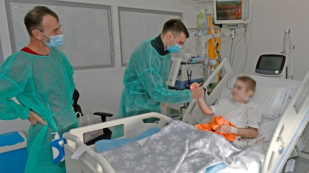 Lijepa gesta: Dominik Livaković posjetio prvo dijete s transplantiranim plućima