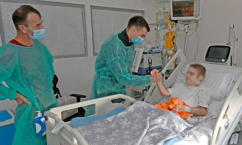 Lijepa gesta: Dominik Livaković posjetio prvo dijete s transplantiranim plućima