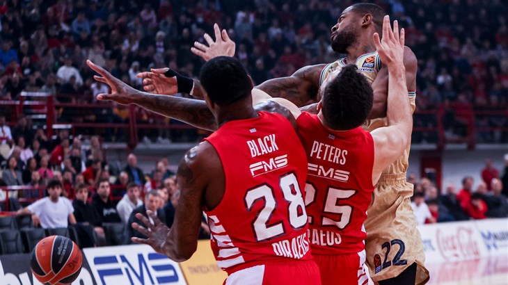 Olympiakos pobjedom protiv Barcelone preuzeo vrh, Baskonia slavila u Madridu