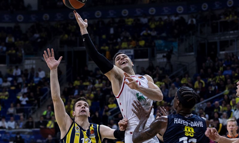 Armani Milano slavio kod Fenerbahčea i ostao u utrci za doigravanje