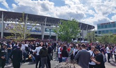 [VIDEO] Hajdukovi navijači održavaju atmosferu pred stadionom u Ženevi