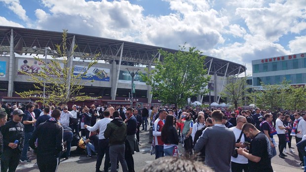 [VIDEO] Hajdukovi navijači održavaju atmosferu pred stadionom u Ženevi