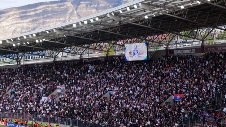 [VIDEO] Tribina za navijače Hajduka je 'krcata', trese se ženevski stadion od hajdučke pjesme