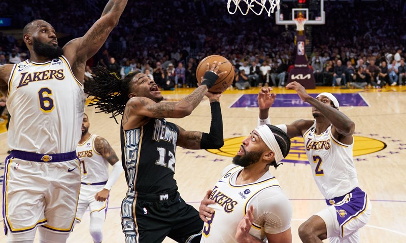 Butler u utakmici karijere svladao Buckse, Lakersi zadržali break protiv Grizzliesa