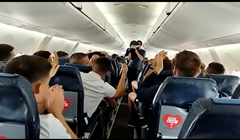 FANATIK: Fešta u avionu prije polijetanja za Split