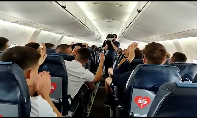 FANATIK: Fešta u avionu prije polijetanja za Split