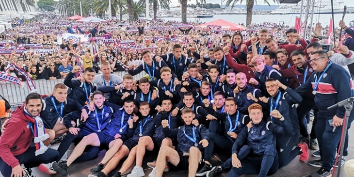 Tisuće navijača dočekalo je mlade hajdukovce, za juniore AZ-a doček je bio skromniji