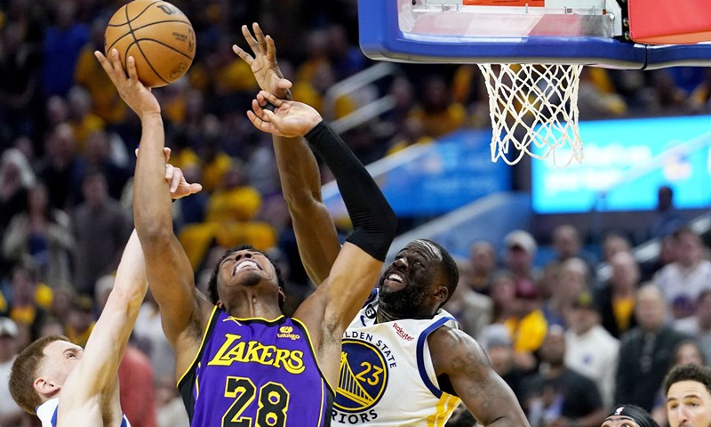 Lakersi večeras imaju šansu doći na korak do finala Zapada