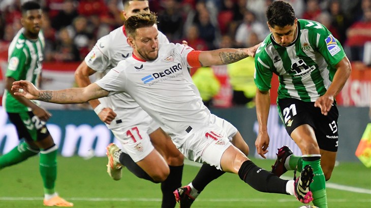 Veliki seviljski derbi okončan podjelom bodova, nije moglo bez isključenja i naguravanja