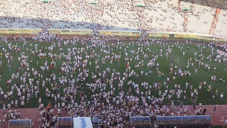 [VIDEO] Kraj sezone navijači Hajduka obilježili s igračima na travnjaku