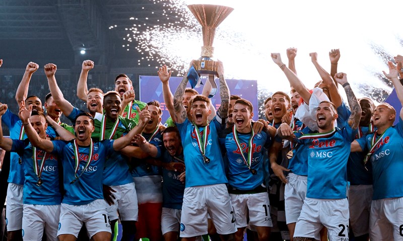 [VIDEO] Ovo su čekali godinama - vatromet, odličja i trofej u rukama Napolitanaca