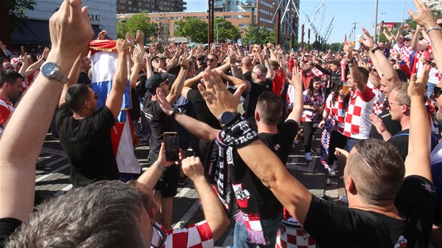 Hrvatski navijači sjajnu atmosferu prenijeli i ispred De Kuipa