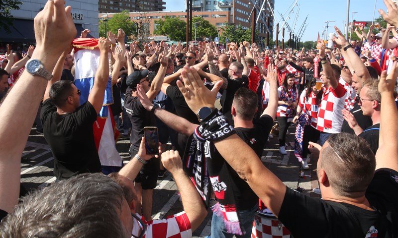 Hrvatski navijači sjajnu atmosferu prenijeli i ispred De Kuipa