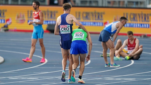 Slovenskom atletičaru pozlilo, Dino Bošnjak praktički ga nosio do cilja