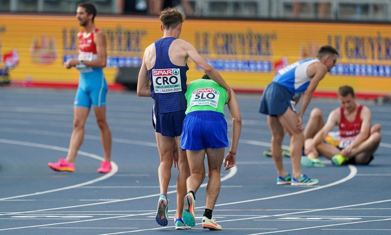 Slovenskom atletičaru pozlilo, Dino Bošnjak praktički ga nosio do cilja