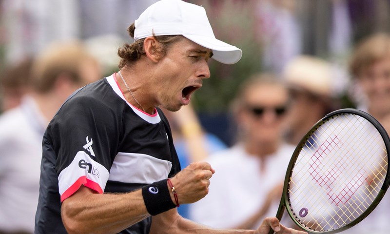 Alcaraz i De Minaur u dva seta do finala Queensa