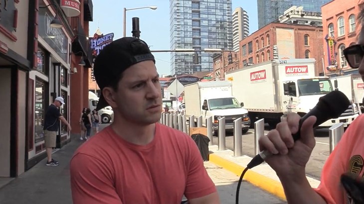 FANATIK: Generalni menadžer Chicago Blackhawksa kao slučajni prolaznik odgovarao na pitanja o hokeju