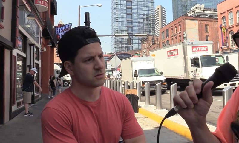 FANATIK: Generalni menadžer Chicago Blackhawksa kao slučajni prolaznik odgovarao na pitanja o hokeju