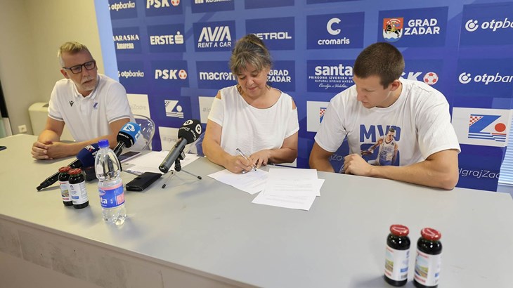 Luka Božić i službeno Zadrov: 'Odlučio sam ostati zbog trenera, momčadi i sinergije s navijačima'