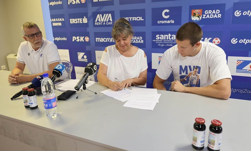 Luka Božić i službeno Zadrov: 'Odlučio sam ostati zbog trenera, momčadi i sinergije s navijačima'
