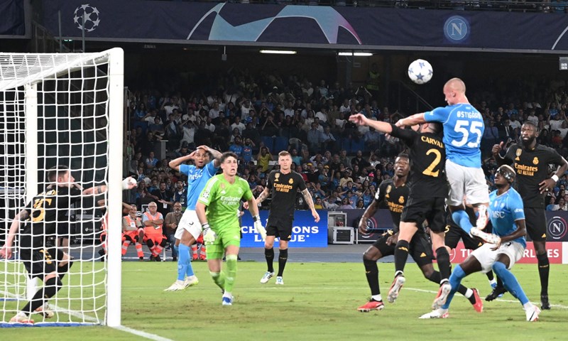 Real Madrid u sjajnoj utakmici nakon spektakularnog udarca Valverdea stigao do bodova u Napulju