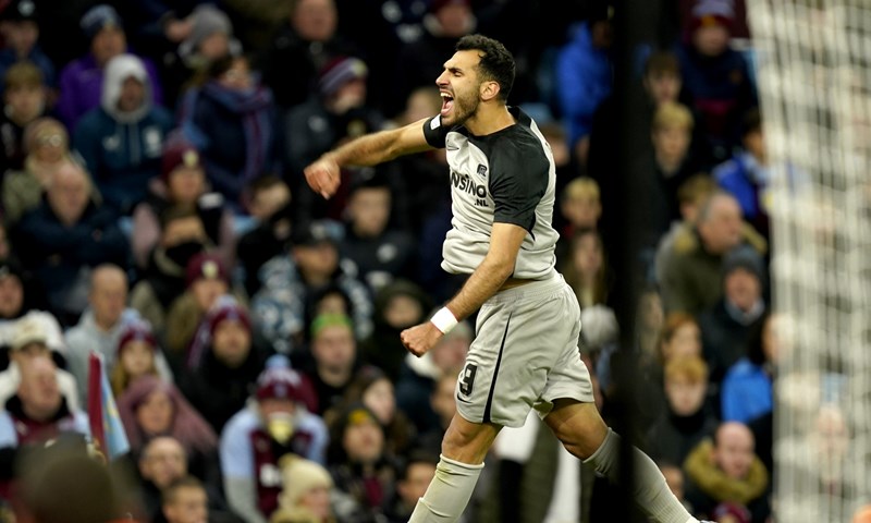 Sluga uspješniji od Livakovića, Aston Villa okrenula AZ