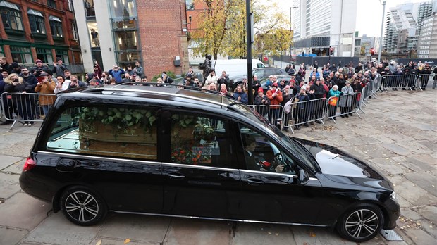 Tisuće ljudi na ulicama Manchestera oprostilo se od Bobbyja Charltona