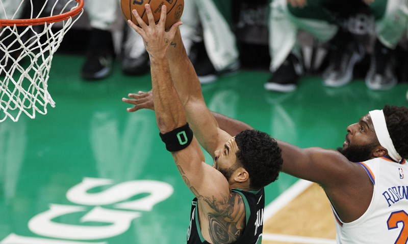 Oslabljeni Celticsi zaustavili Embiida i slavili u Philadelphiji, Sunsi lako s Wolvesima