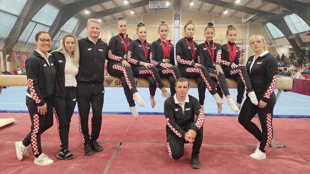 Hrvatskoj gimnastičkoj reprezentaciji ekipno srebro i čak 11 pojedinačnih medalja u Novom Sadu