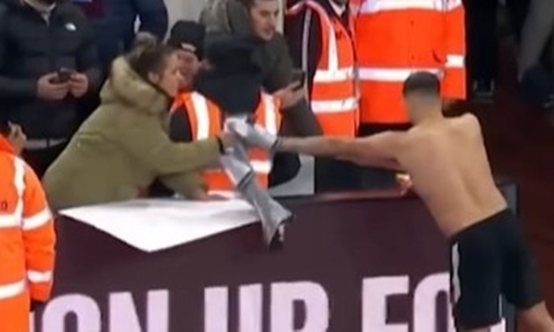 FANATIK: Skromni Bruno Guimaraes mijenjao dres za čokoladicu