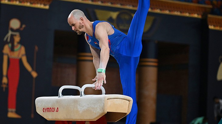 Prvo povijesno online gimnastičko natjecanje, Ude prvi na konju s hvataljkama