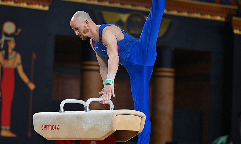 Prvo povijesno online gimnastičko natjecanje, Ude prvi na konju s hvataljkama