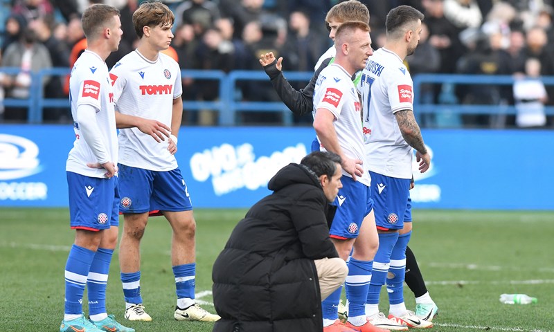 [VIDEO] Hajduk je tražio kazneni udarac, procjena VAR-a je da nije bilo elemenata