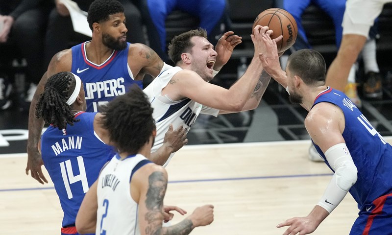 Zubac do double-doublea, Mavericksi ispratili Clipperse iz doigravanja