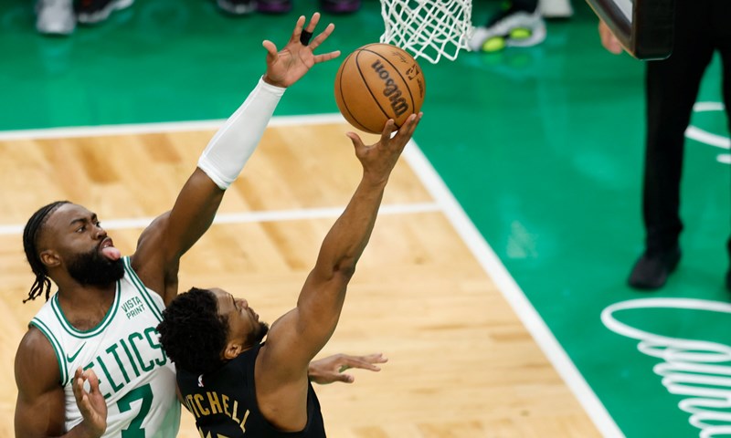 Cavsi u zadnjoj sekundi svladali Buckse, Embiid napao novinara nakon novog poraza Sixersa