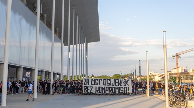 Okupili se navijači Osijeka i pružili podršku sportskom direktoru