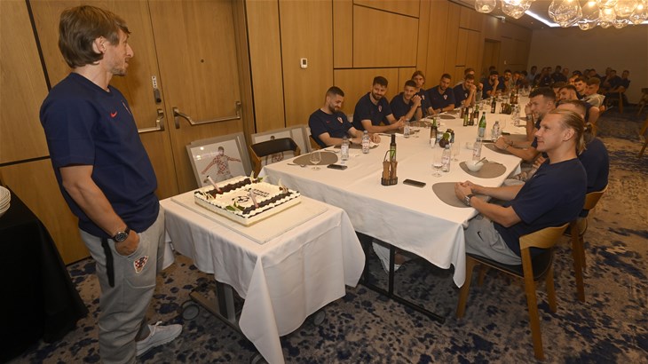 Modrić dočekan tortom pa poručio: 'Moramo biti kao obitelj, kao što smo bili i do sada'